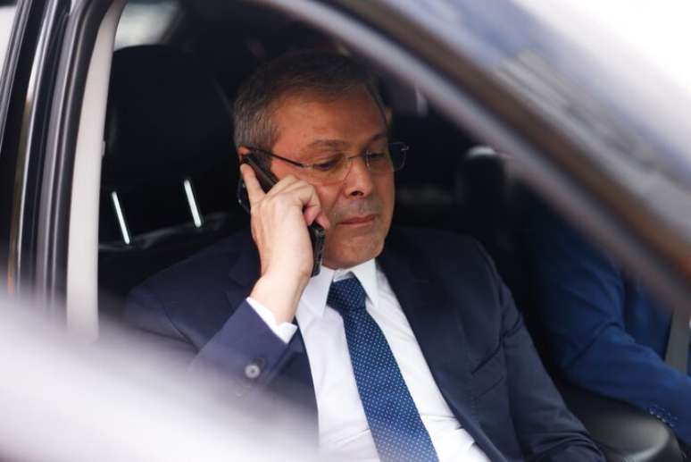 O líder do PT na Câmara, Lindbergh Farias (RJ) pede bloqueio do salário de Eduardo Bolsonaro