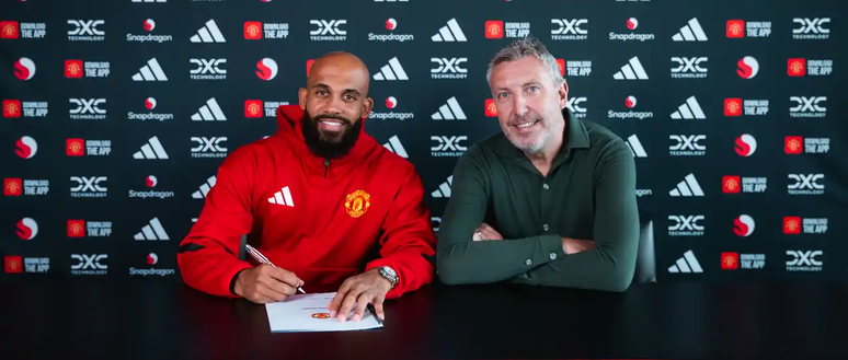 Mbeumo bersama James Wilcox, Direktur Manchester United 