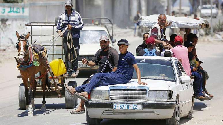 Milhares de pessoas abandonam Deir al-Balah sem saber para onde ir em segurança