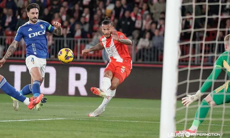 Luis Su&aacute;rez acordou com suspeitos tentando arrombar uma das janelas da sua casa &ndash;