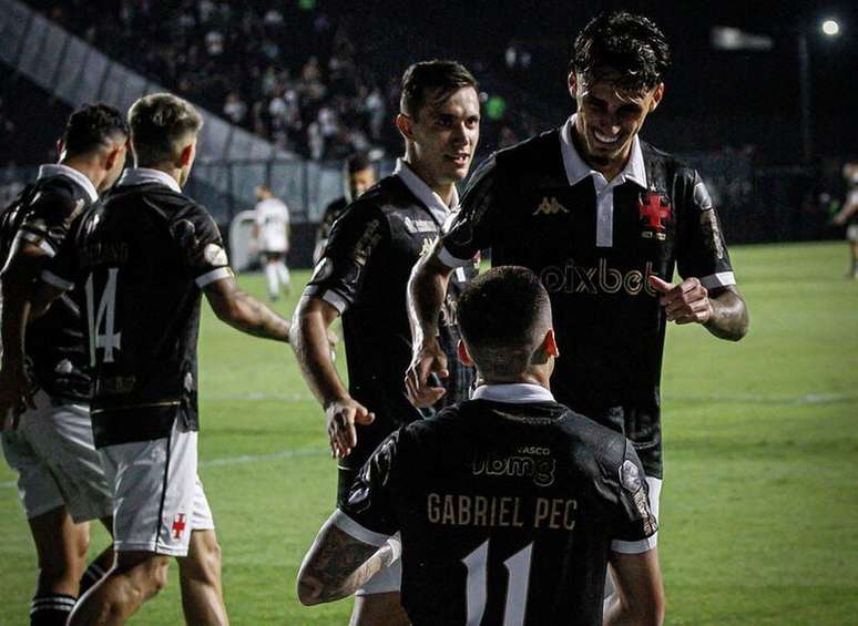 Jogadores do Vasco comemoram quinto gol sobre o Coritiba, em 2023 &ndash;