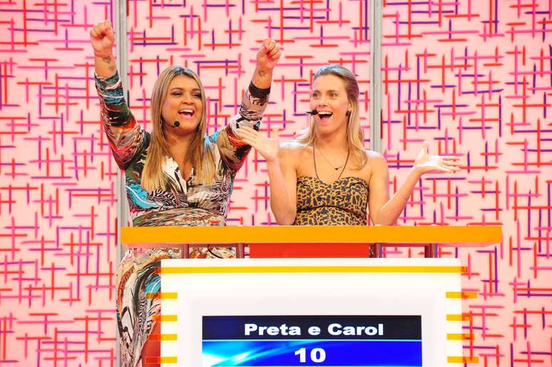 Preta ao lado da amiga Carolina Dieckmmann