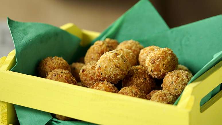 Tem algum arroz cozido sobrando em casa? Reaproveite e faça esses deliciosos bolinhos crocantes