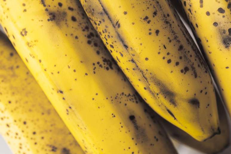 Banana com a casca escura faz mal? Entenda
