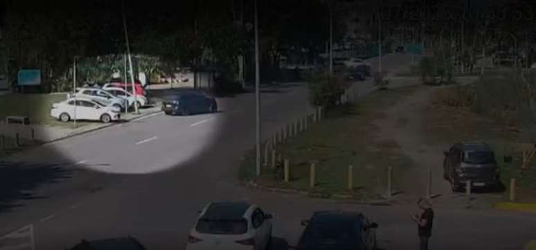 Carros dos criminosos estacionados em shopping