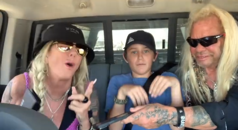 Dog Chapman ao lado da esposa e do neto Anthony