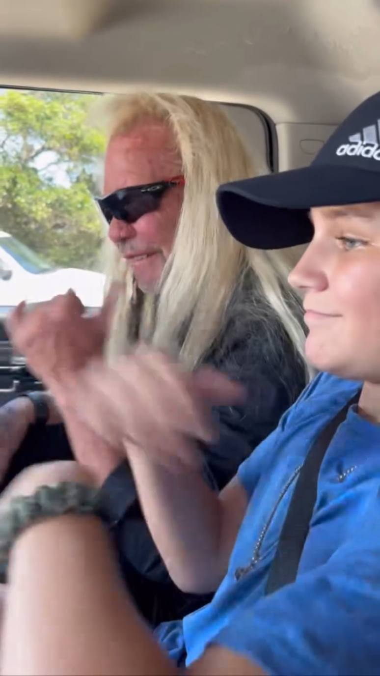 Dog Chapman ao lado do neto Anthony