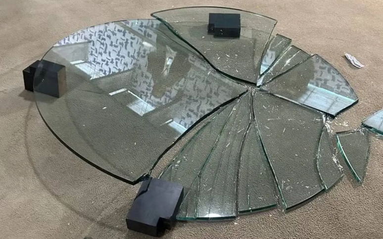 Mesa foi quebrada no tumulto da saída do Bolsonaro