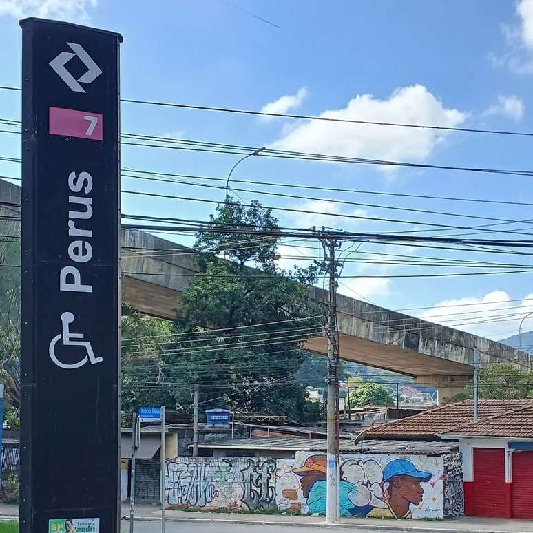 Os rostos à direita são grafites recentes de Consp na estação Perus, zona noroeste de São Paulo,quebrada do artista.