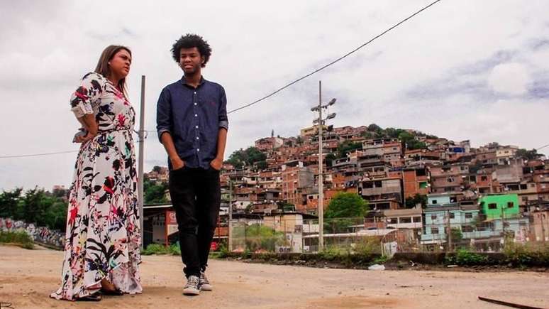 Preta Gil e Rene Silva no Complexo do Alemão, no Rio de Janeiro. Cantora chegou na comunidade com dois caminhões.