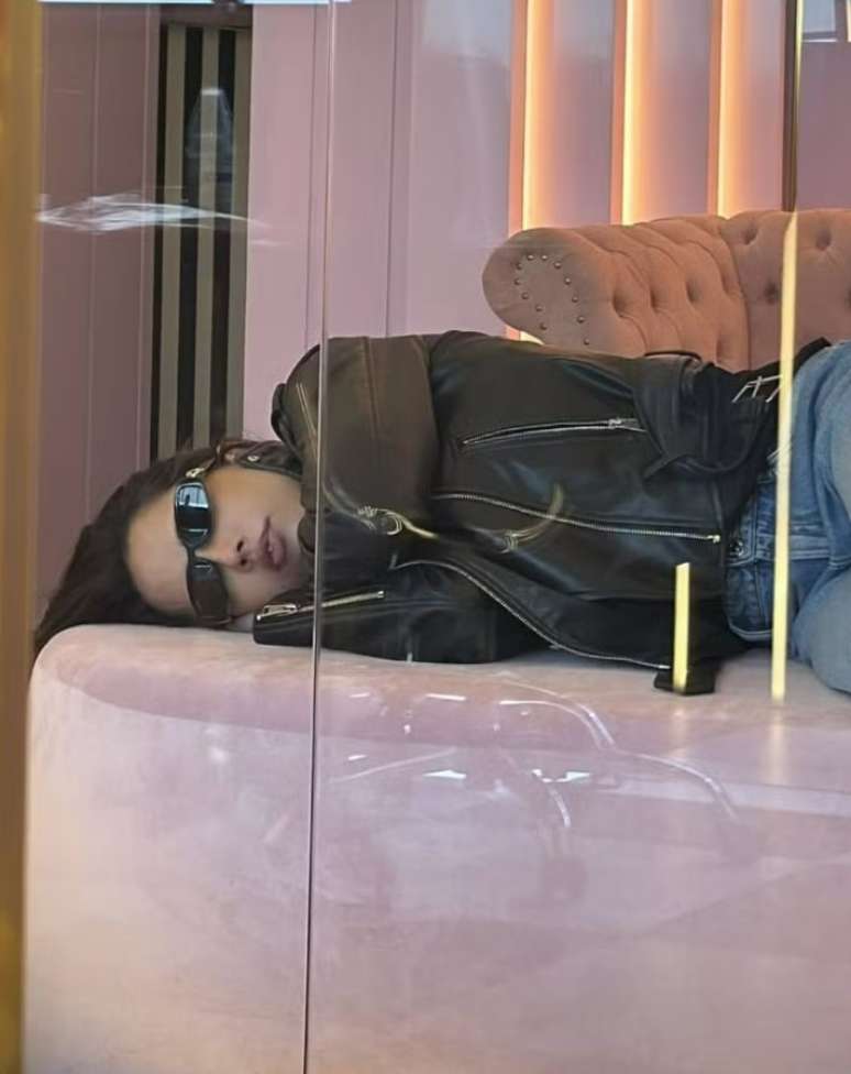 Virginia Fonseca aparentemente de ressaca em live