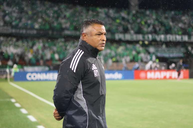 Roger v&ecirc; Bruno Tabata e Alan Ben&iacute;tez como alternativas de forma&ccedil;&otilde;es para o meio-de-campo do Inter.