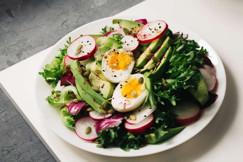 Salada de folhas com ovo, abacate e rabanete 