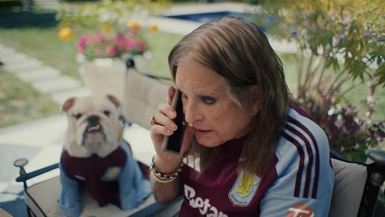 Ozzy Osbourne cheio de estilo na apresenta&ccedil;&atilde;o da camisa do Aston Villa para a temporada de 2024.-