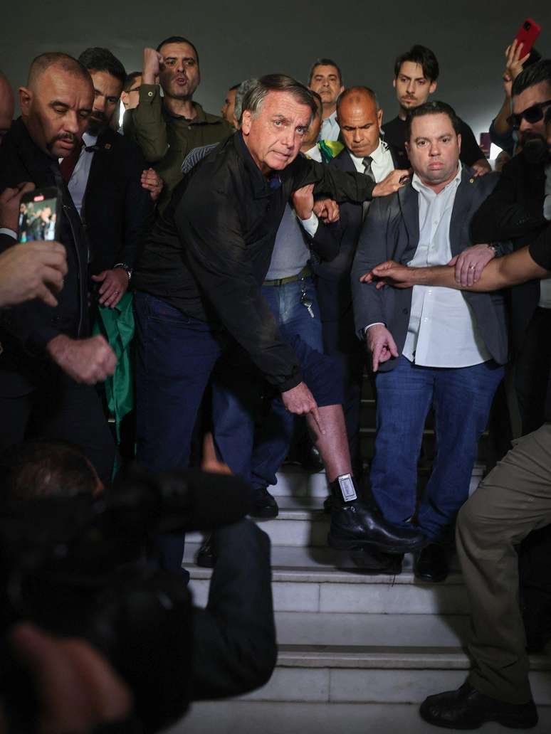 Na segunda-feira (21/7), Bolsonaro apareceu em um v&iacute;deo publicado nas redes sociais do seu filho Eduardo, mostrando a tornozeleira eletr&ocirc;nica