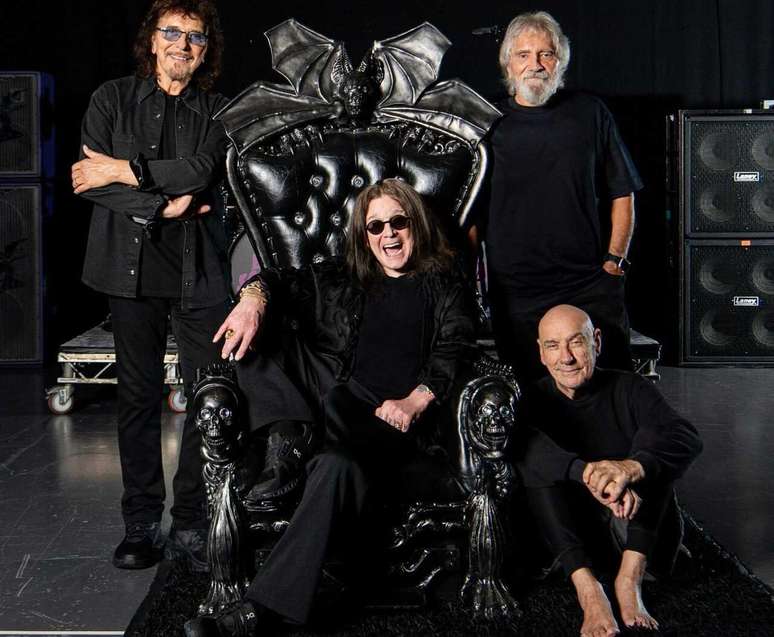Foto de divulga&ccedil;&atilde;o do show de despedida de Ozzy Osbourne (sentado, ao centro), dia 6/7, rodeado dos companheiros de Black Sabbath Tommey Iommi (mais &agrave; esquerda), Geezer Butler e Bill Ward.
