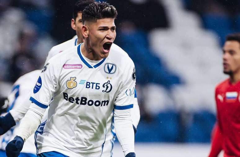 Carrascal pode jogar como um meia ou ponta –
