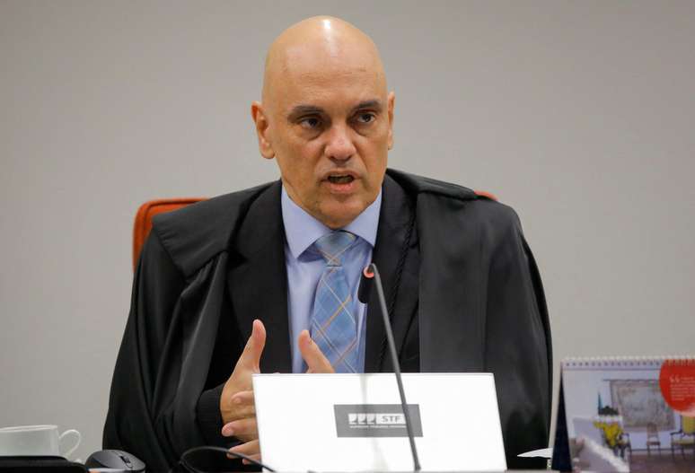 Moraes determinou que a defesa do ex-presidente explique em at&eacute; 24h, sob pena de pris&atilde;o, por que o ex-presidente apareceu em um v&iacute;deo publicado horas antes nas redes sociais de Eduardo Bolsonaro