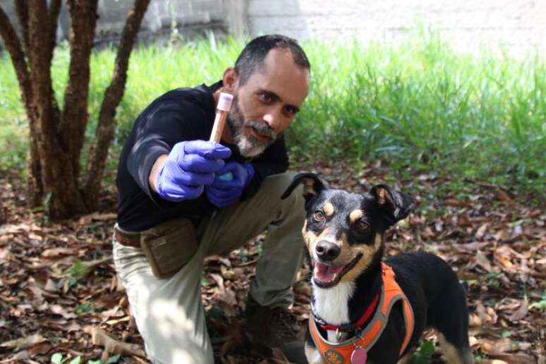 Savana e seu treinador, o perito Jo&atilde;o Henrique Machado. Agora, ela &eacute; capaz de identificar manchas de sangue n&atilde;o vis&iacute;veis em cenas de crimes.