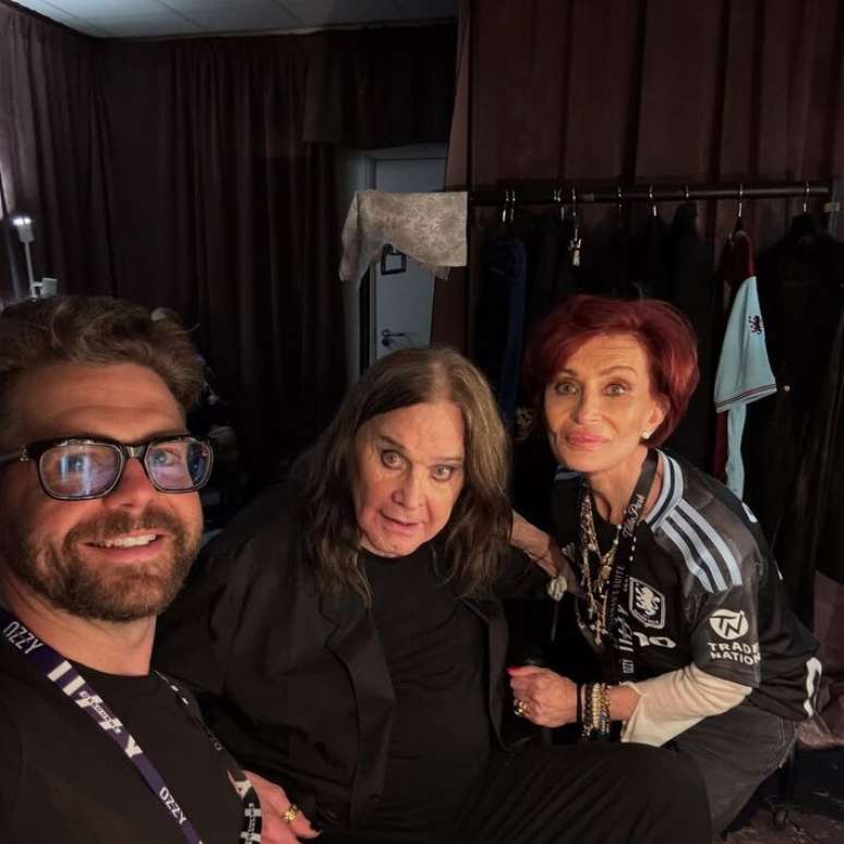 Jack Osbourne com seus pais, Ozzy e Sharon, no show de despedida do pai, em julho de 2025