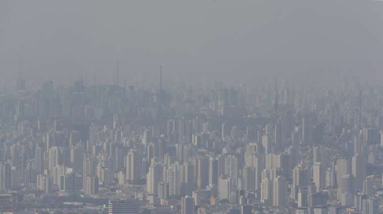 Vista da cidade de São Paulo em oito de julho de 2025, com presença de nevoeiro.
