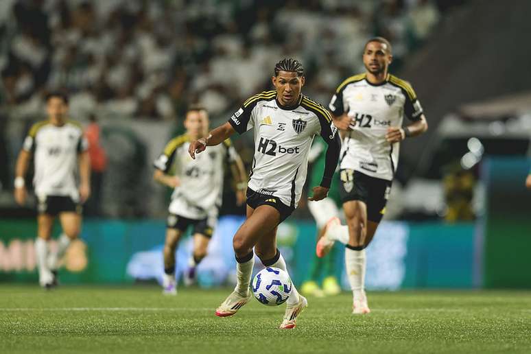 Ron dengan kemeja atlético-mg