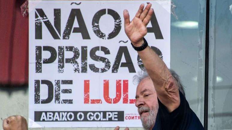 Lula em 2018, antes de se entregar &agrave; Pol&iacute;cia Federal para cumprir pena de pris&atilde;o
