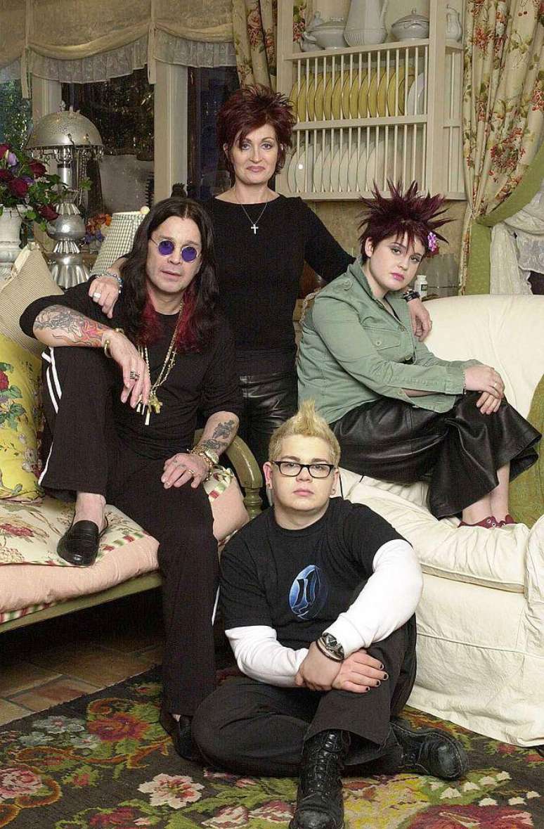 Nos anos 2000, Ozzy e sua fam&iacute;lia foram catapultados para uma nova forma de fama quando, sem querer, se tornaram pioneiros dos reality shows