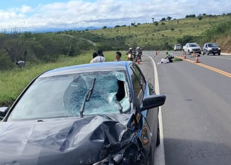 Imagem mostra a frente do &Ocirc;nix ap&oacute;s o acidente e o corpo do idoso estendido na pista