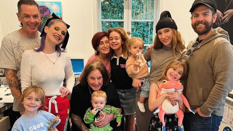 Ozzy Osbourne com a esposa, três dos filhos e os netos