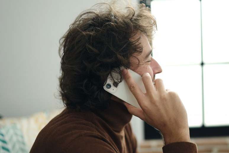 Liga&ccedil;&otilde;es s&atilde;o uso mais comum da internet em celulares no Brasil, segundo o IBGE