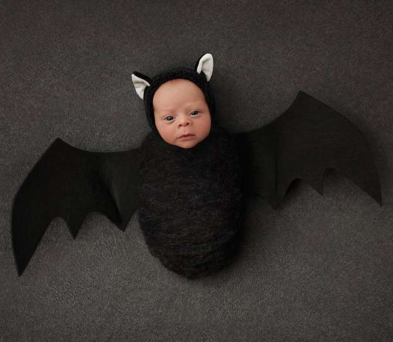 Neto de Ozzy Osbourne vestido com roupa de morcego