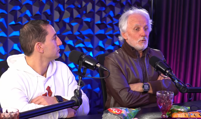 Otávio Mesquita (à esquerda) ao lado de seu filho, Luiz, durante participação no podcast Papagaio Falante