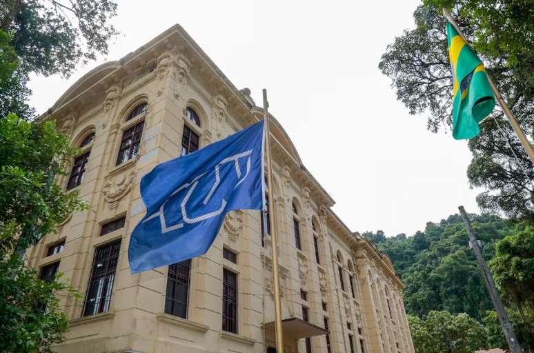 Câmpus da USP em Santos funciona em antiga escola estadual, hoje um prédio tombado.