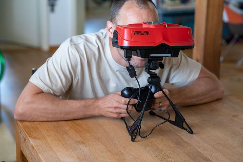 The virtual boy must be fixed in the tripod to be used The virtual boy must be fixed in the tripod to be used