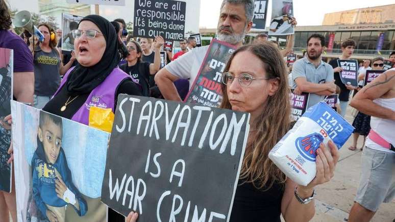 Centenas de pessoas protestaram em Tel Aviv contra a fome em Gaza e pediram por cessar-fogo