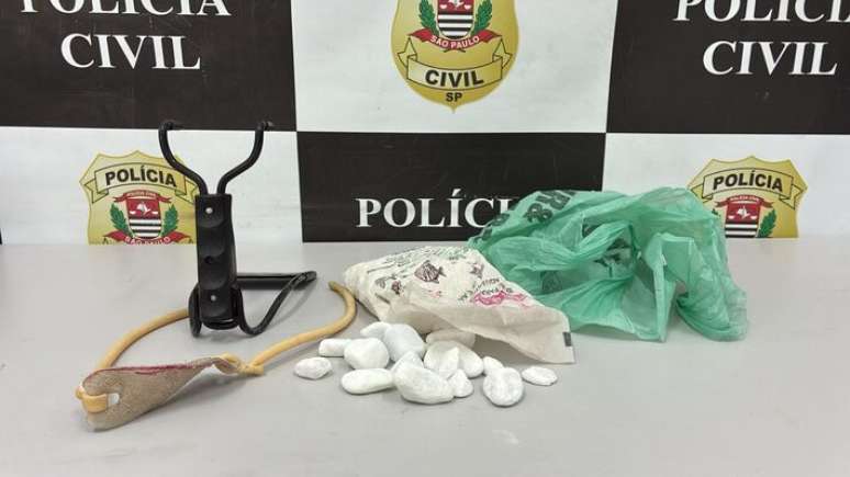 A Pol&iacute;cia Civil apreendeu estilingue, bolas de metal e pedras com o Edson Campolongo.