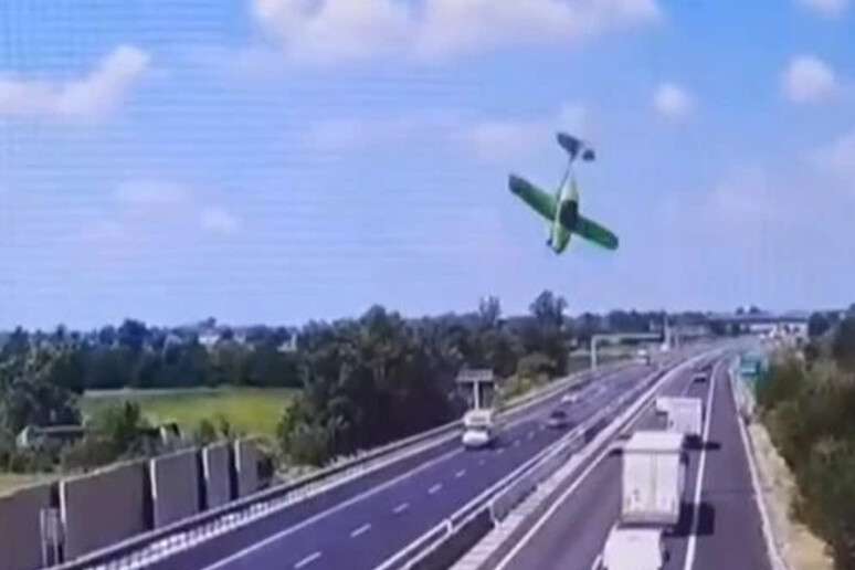 Acidente foi flagrado por câmeras de segurança da estrada no norte do país