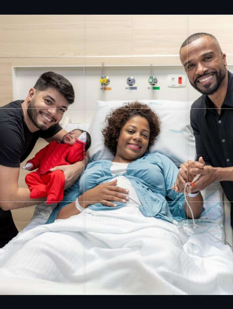 Alexandre Pires com sua filha, Carol Pires, o neto Ravi, e o genro Matheus Gomes