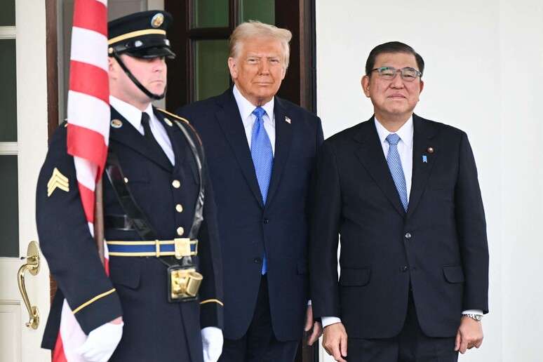 Trump e Ishiba durante encontro em Washington, em fevereiro de 2025