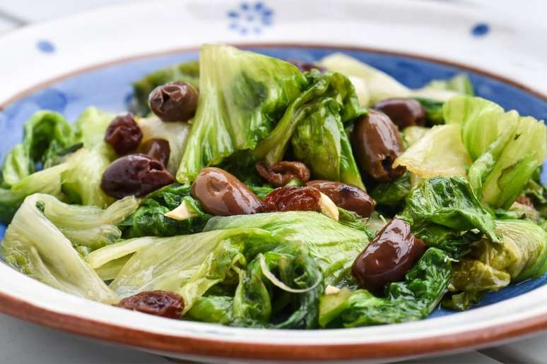 A escarola &eacute; rica em vitamina C, nutriente que fortalece o sistema imunol&oacute;gico e auxilia no combate &agrave; anemia 