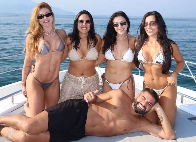 Virginia Fonseca, Monyque Isabella, J&eacute;ssika Losi, Duda Freire e Hebert Gomes em passeio de lancha em Mangaratiba