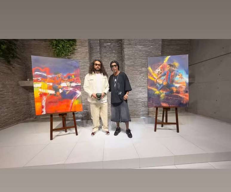 Ronaldinho Ga&uacute;cho e o artista Ariles De Tizi tiram fotos com algumas das pe&ccedil;as da exposi&ccedil;&atilde;o &ndash;