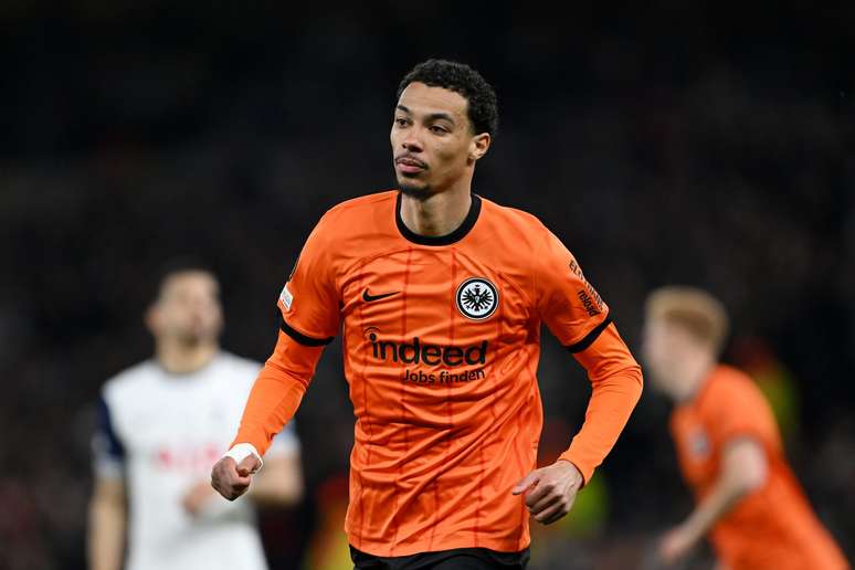 Ekitike comemorando seu gol contra o Tottenham, no jogo de ida das quartas de final da Liga Europa 