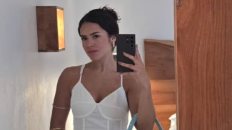 Maisa uses 2 fashionable looks in Greece with an unusual printing bag