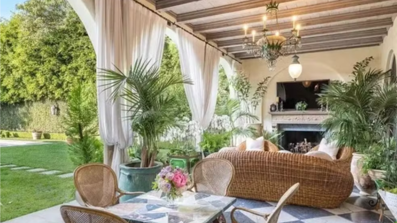 &Aacute;rea externa inclui lareira, forno de pizza e churrasqueira embutida