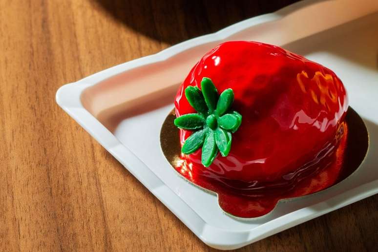 O morango do amor &eacute; coberto por brigadeiro e calda de caramelo 