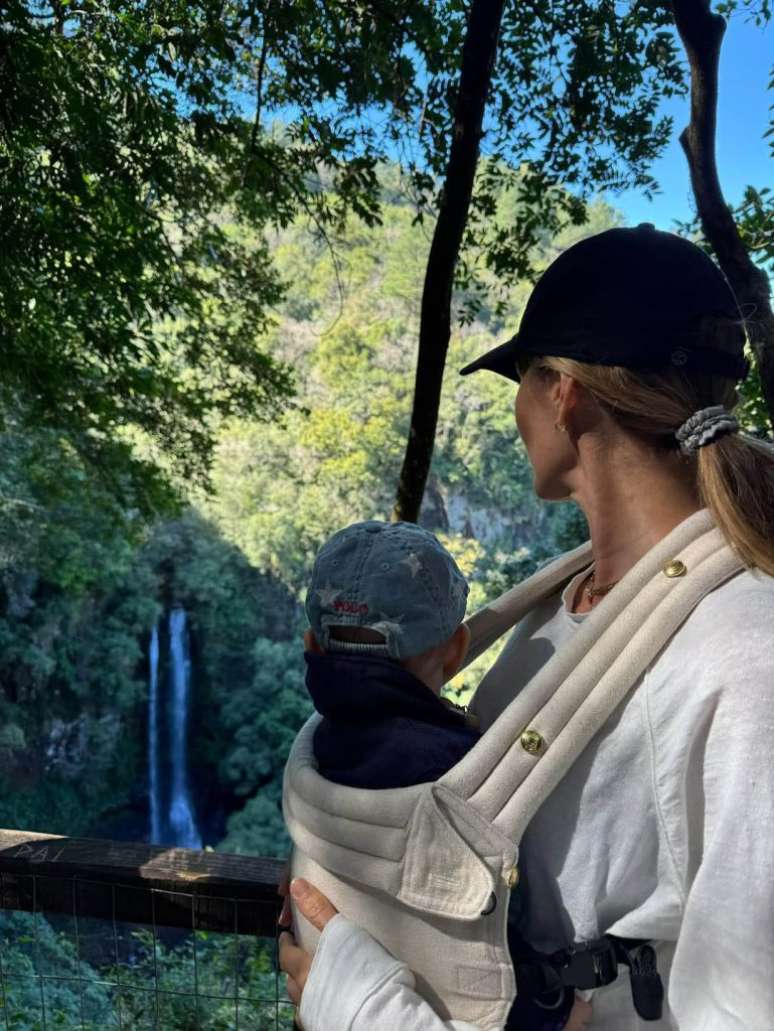 Gisele B&uuml;ndchen com o filho
