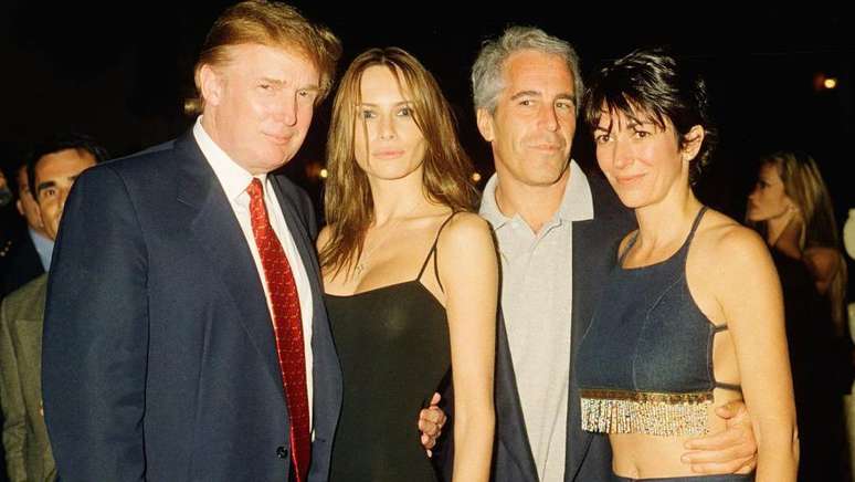 Donald Trump com a ent&atilde;o namorada (agora esposa) Melania Knauss, Jeffrey Epstein e Ghislaine Maxwell na Fl&oacute;rida em 2000