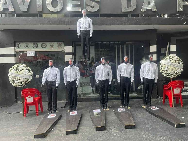 No in&iacute;cio do protesto houve uma marcha f&uacute;nebre para cada um dos nomes citados acima &ndash;